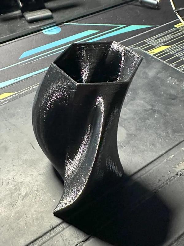Designer Vase mit außergewöhnlicher Form, in klein ist es ein optimaler Stift Aufbewahrer als Hingucker im Klassenzimmer