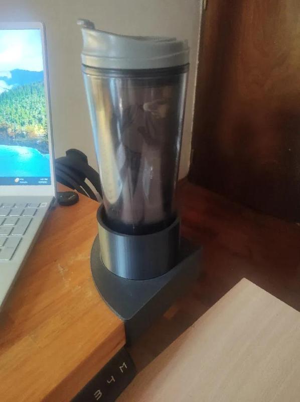 Tumbler/glass holder for desk’s corner