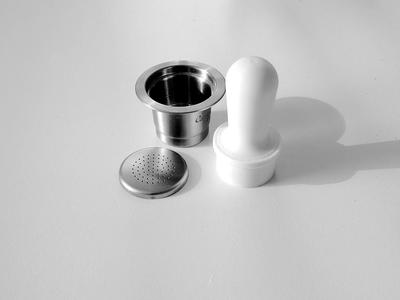 Tamper and funnel for refillable Nespresso pods