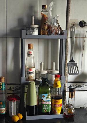 Kitchen condiment organizer