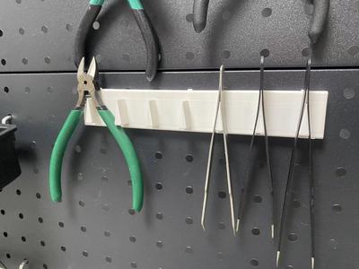 【Tweezer Holder】Pegboard Tweezer Storage Rack for 6mm Hole Diameter, 25MM Hole Center Spacing Pegboard
