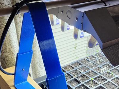 Grow light adjustable hanger