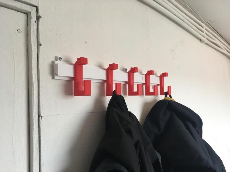 Extendable wall-mounted coatrack “Issy” with movable hooks
