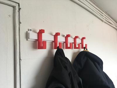 Extendable wall-mounted coatrack “Issy” with movable hooks