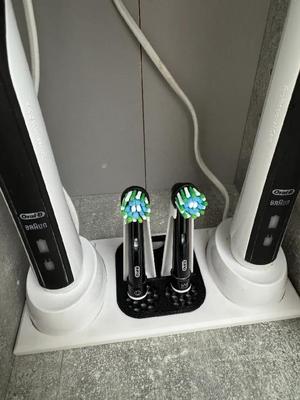 Oral B dual charger and head stand