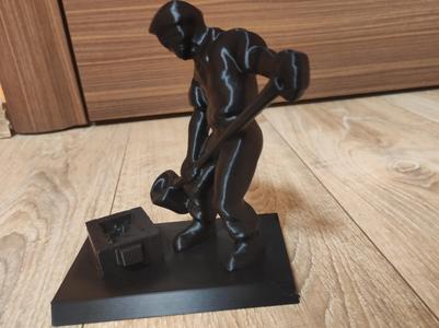Molder statue