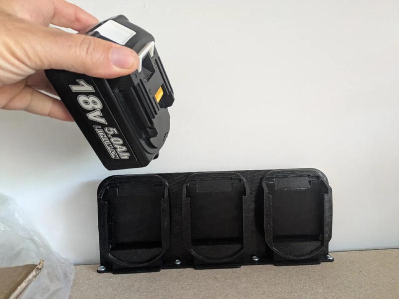 Support for 3 Makita batteries
