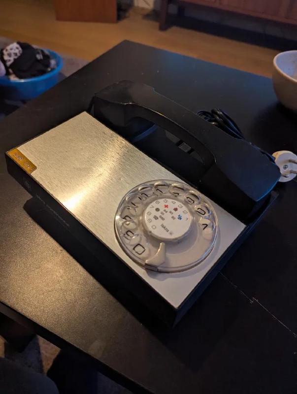 Iskra Continental telephone feet