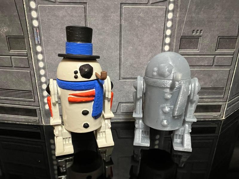 STAR WARS ADVENT CALENDAR 2022 DAY #20, VINTAGE FROSTY R2 DROID FIGURE, 3.75″, 1/18 KENNER, HASBRO