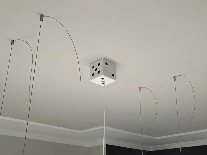 Kabelauslaß für eine Hängelampe im Spielezimmer   