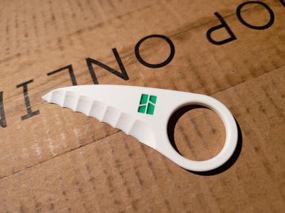 Box opener plastic knife with teeth and bambu logo