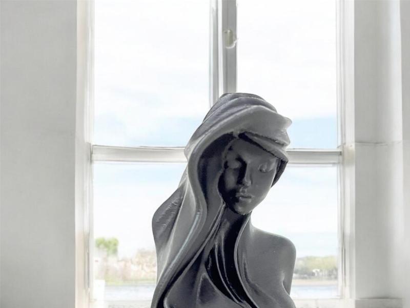 Floating Elegance – Abstract Female Sculpture