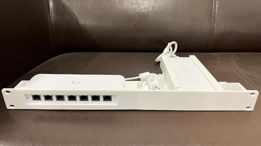 Ubiquiti UniFi Switch Ultra 210W (USW-Ultra-210W) 19″ RACKMOUNT
