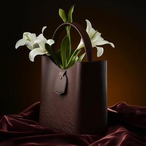 Eleganza Tote Vase – A Blend of Fashion and Home Decor