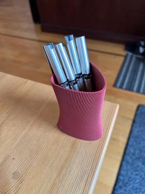 Trist: A Twisty Triangular Pen(cil) Holder