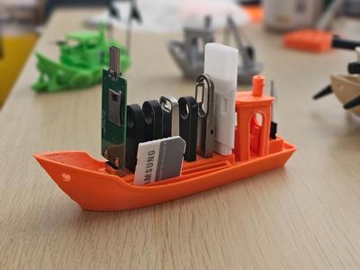 Cargo Benchy – USB, microSD, SD card holder vessel