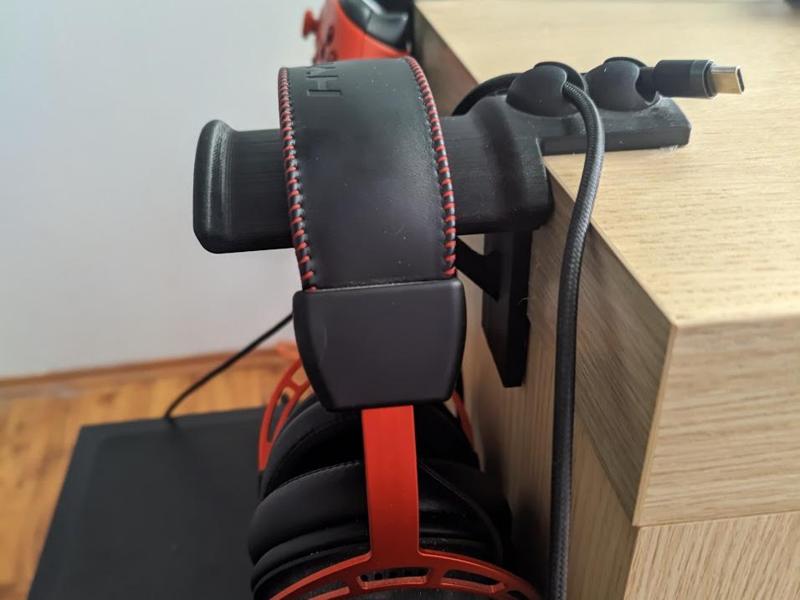Headphone holder with cable organizer