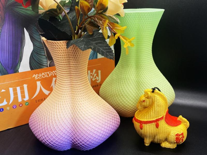 Lip-shaped vase and pen holder