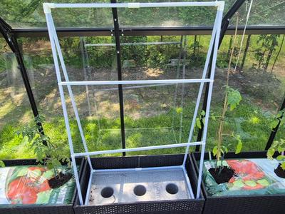 Tomato/Cucumber Hanger for capillary boxes. V1