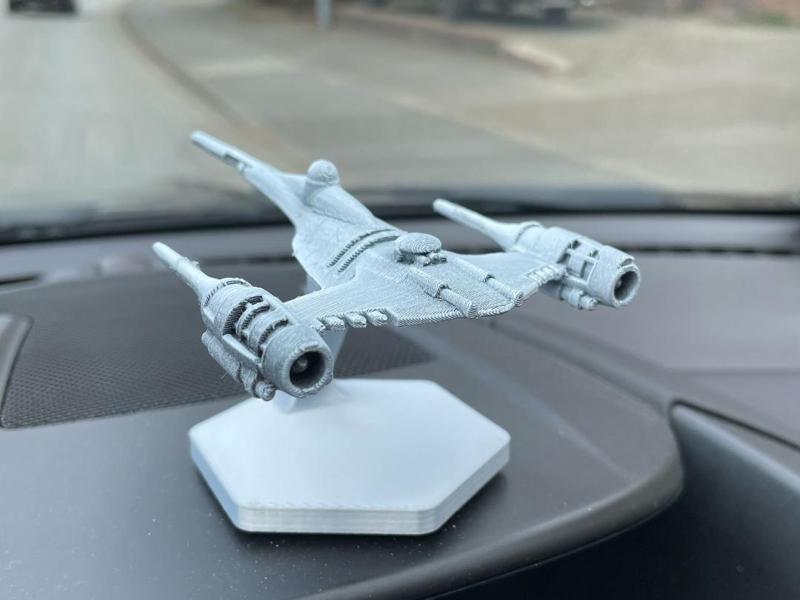 Dashboard Drifter – Floating Mandalorian N1 Model
