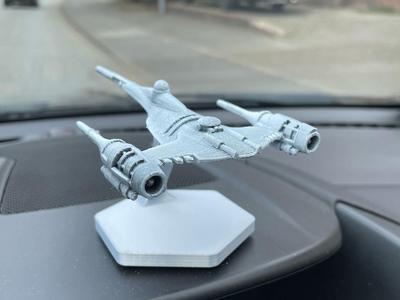 Dashboard Drifter – Floating Mandalorian N1 Model