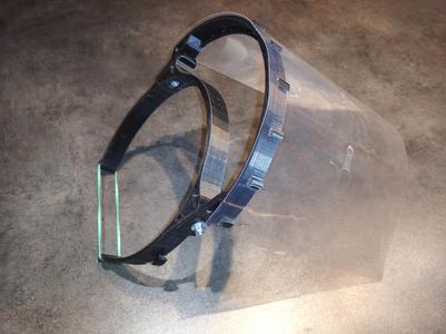 Pivoting protective visor