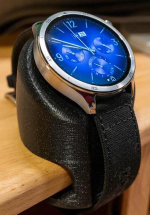 OnePlus Watch 3 stand