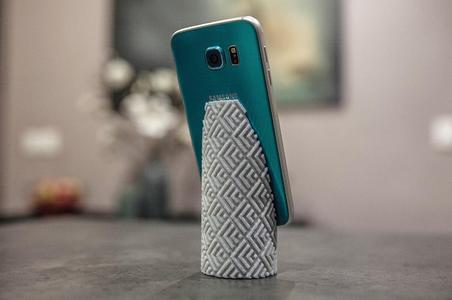 Textured column phone stand