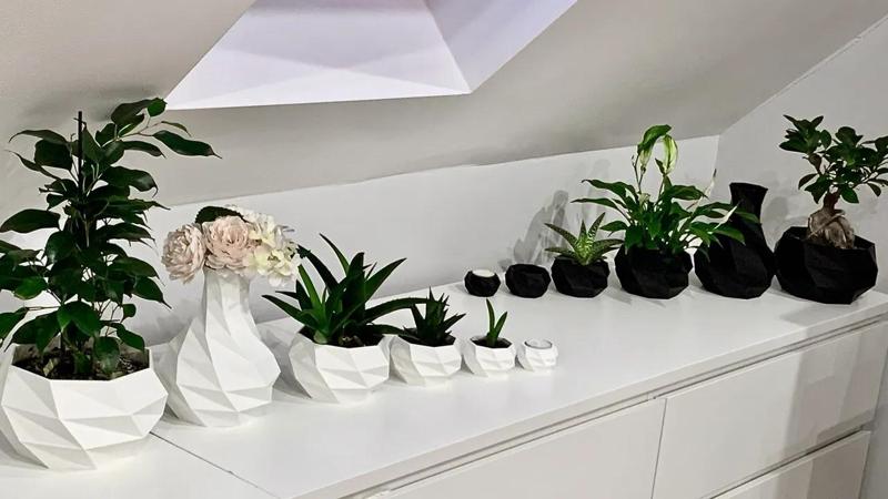 Octagonum flower pots with tealight and vase