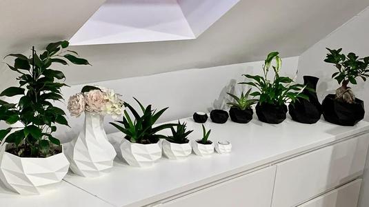 Octagonum flower pots with tealight and vase