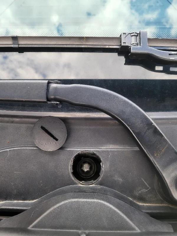 BMW e90 Plug between wipers 7169481