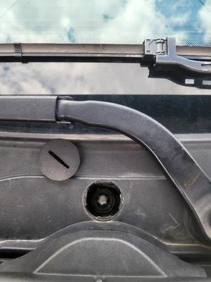 BMW e90 Plug between wipers 7169481