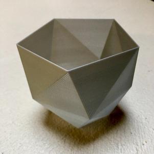 Twisted polygonal 5 faces vase