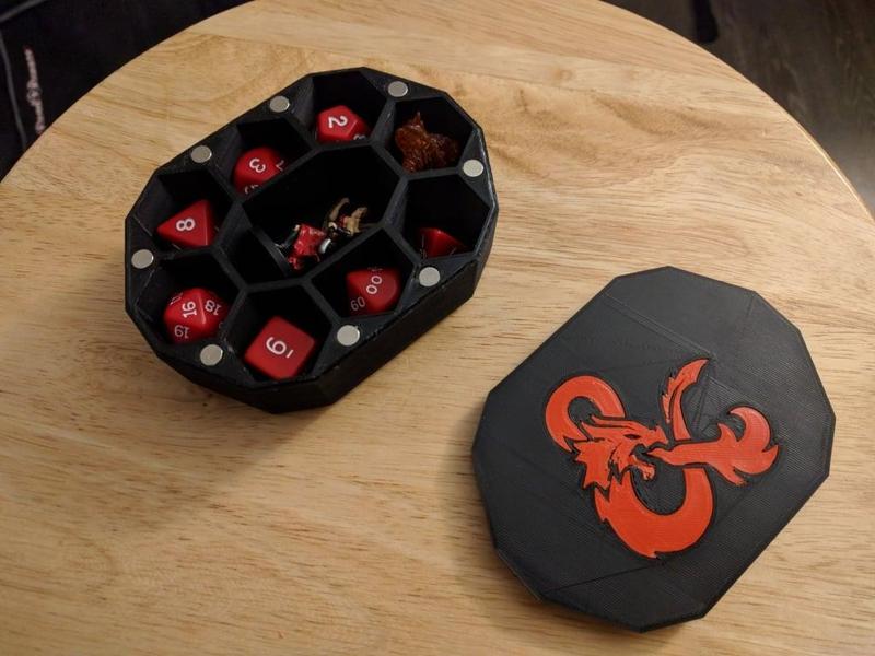 D&D dice box – 8 dice, with miniature