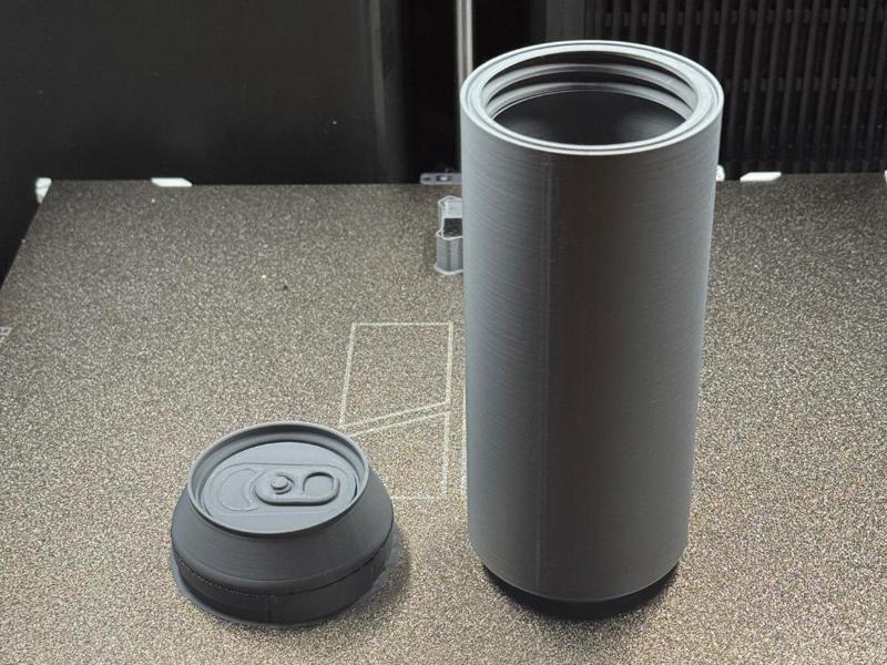 Can with threaded lid