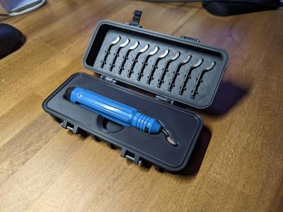 Deburring tool case with magnets