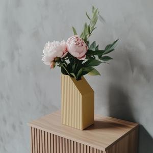 Groovy Vase – Minimalist Ribbed Vase for Modern Home Decor