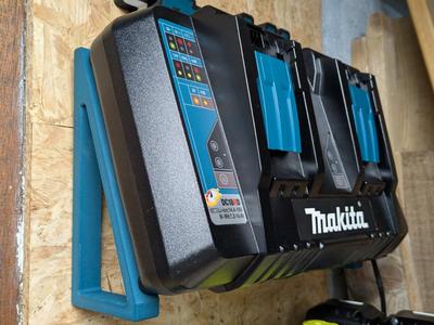 Support Mural for Dual MAKITA DC18RD Charger