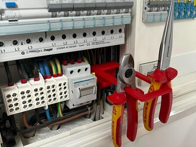 DIN Rail Tool Holder
