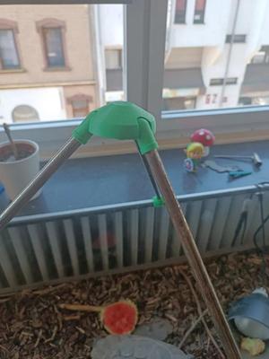 Tripod for hanging a UV lamp PIP   