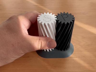 Mechanical Salt and Pepper Shaker