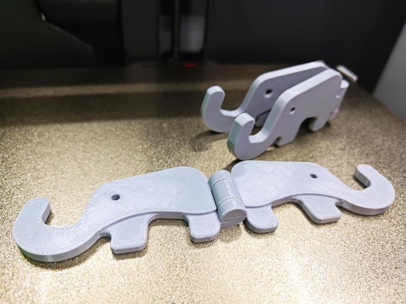 Elephant foldable phone stand