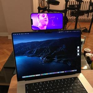 Macbook Pro 16″ M4 iPhone Holder/Stand