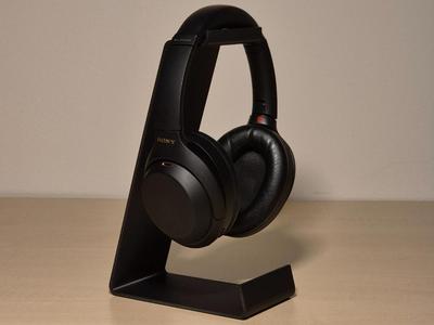 Minimalistic Headphone Stand 01