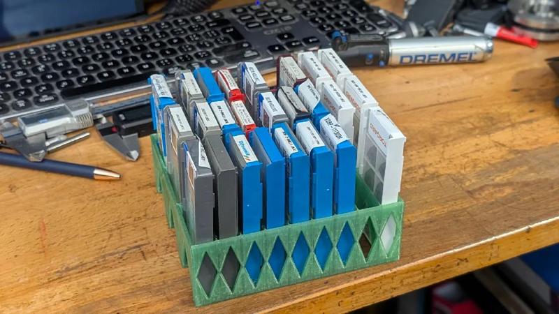 Pořadač krabiček břitových destiček