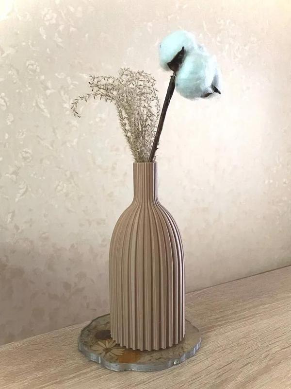 Vase with straight lines