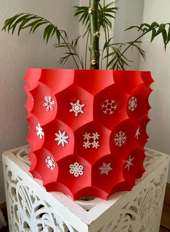 Christmas Remix Anti-sphere Plant pot and Planter with snowflakes – Vase mode design.