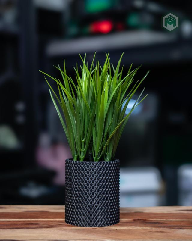 Knurl Planter with locking Drip Tray