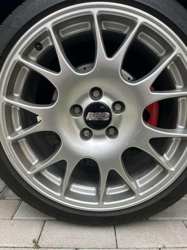 Floating wheel center cap