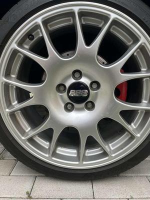 Floating wheel center cap